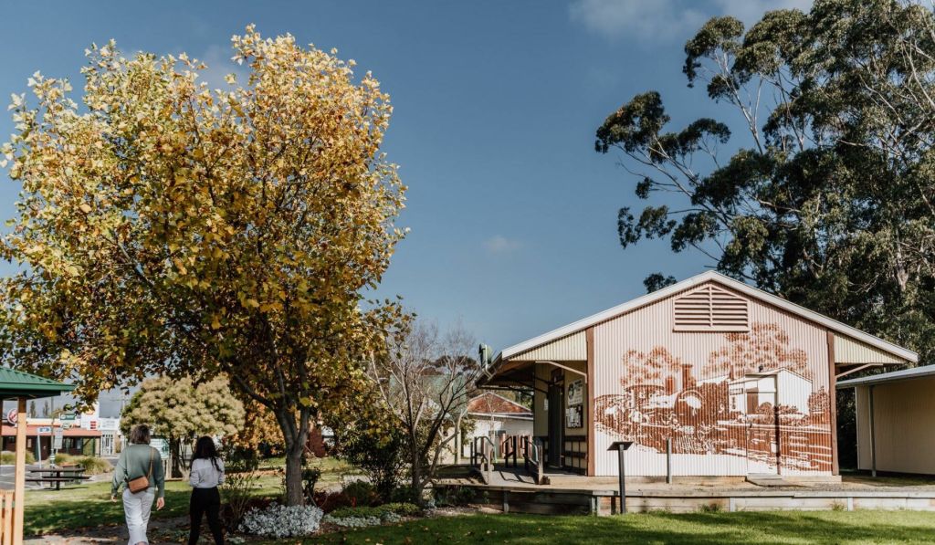 Yinnar heritage railway train building